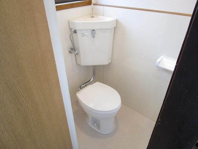 【トイレ】　バストイレ別の間取り　トイレには窓があります