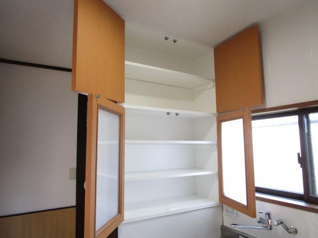 【キッチン】　キッチン　備え付けの食器棚
