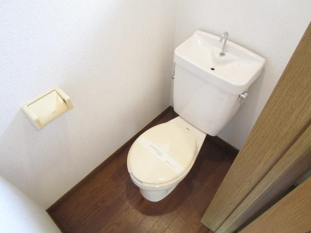 【トイレ】　トイレには小窓があり換気が出来ます