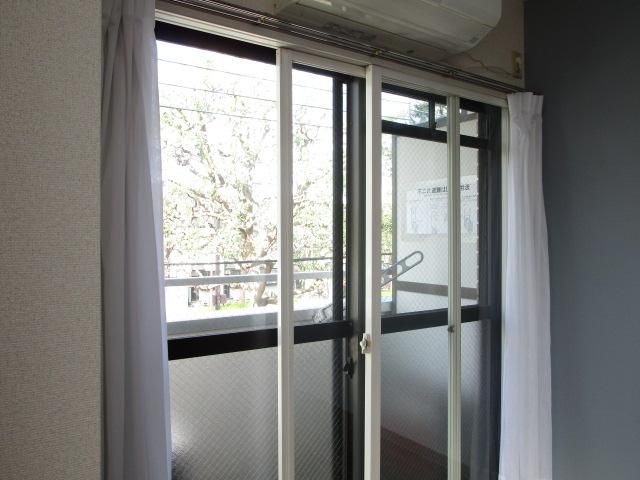 【その他】　洋室窓　二重サッシのなっており防音に配慮したお部屋です