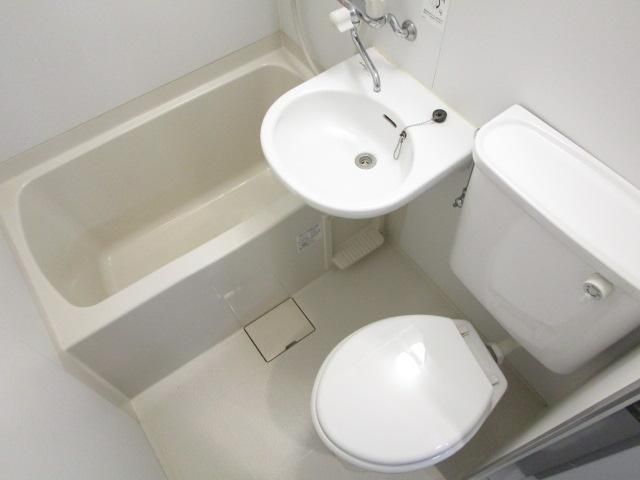 【バス】　バスルームはお掃除のしやすい3点ユニット式