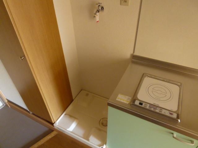 【その他設備】　室内洗濯機置き場はキッチン横にございます