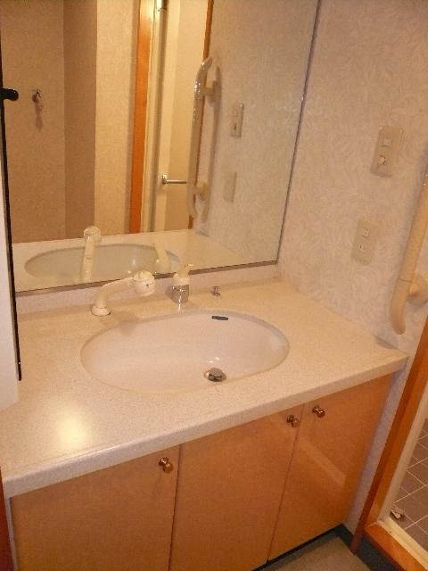 【洗面所】　大きな鏡のシャンプードレッサー