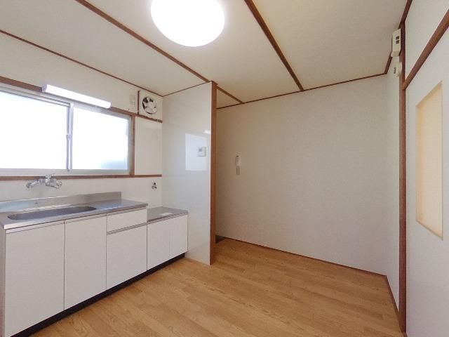 【キッチン】　DK約5帖　窓があり明るいお部屋です