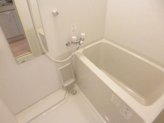 【バス】　ゆったりとしたバスルームで入浴時リラックスできそうです