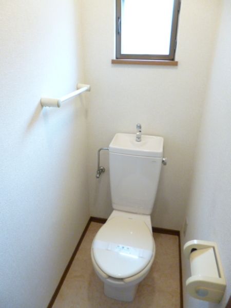 【トイレ】　トイレには窓があり換気ができます