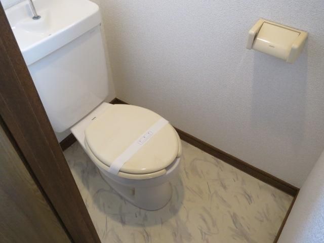 【トイレ】　トイレには窓があり換気できます