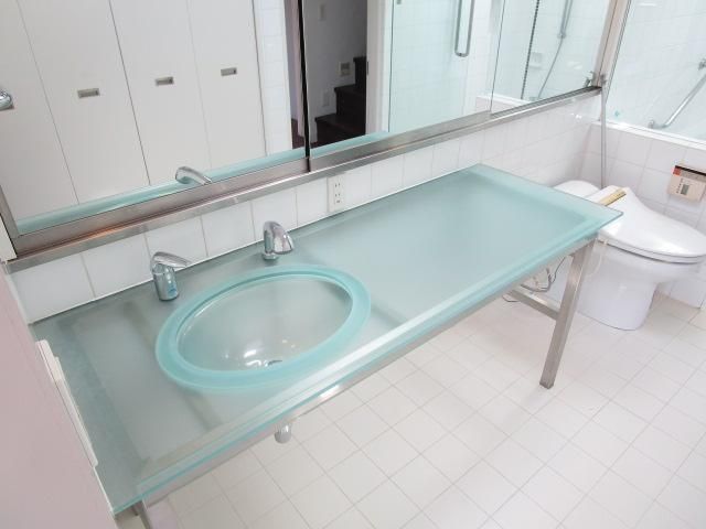 【洗面所】　大きな鏡付きの洗面台