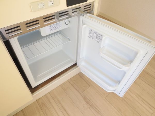 【その他設備】　キッチンにはミニ冷蔵庫が設置してあります
