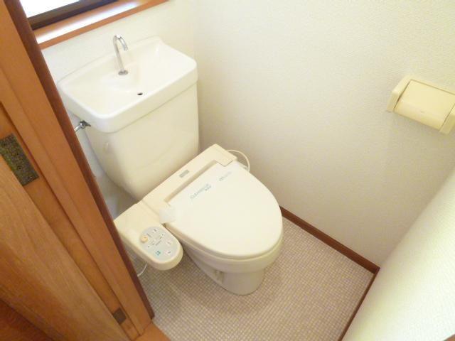 【トイレ】　トイレには窓があり換気できます　温水洗浄便座付