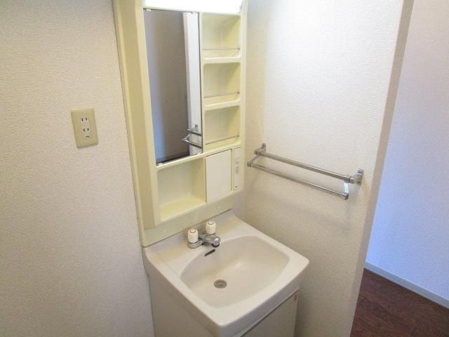 【洗面所】　洗面脱衣室　独立洗面台があり朝の身支度に便利です