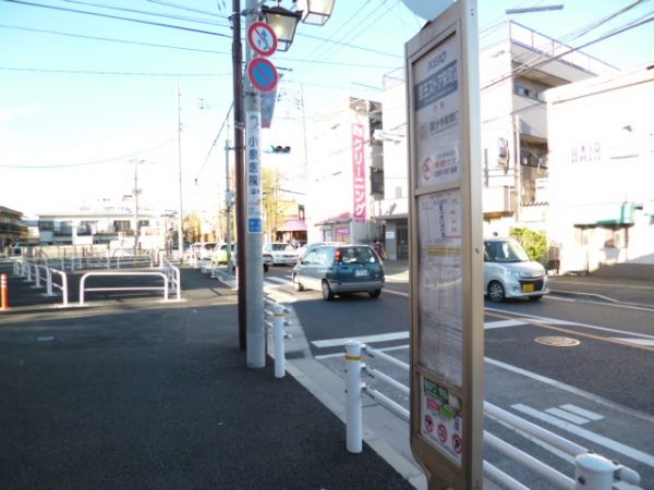 【周辺】　京王バス「京王ストア前」バス停　目の前